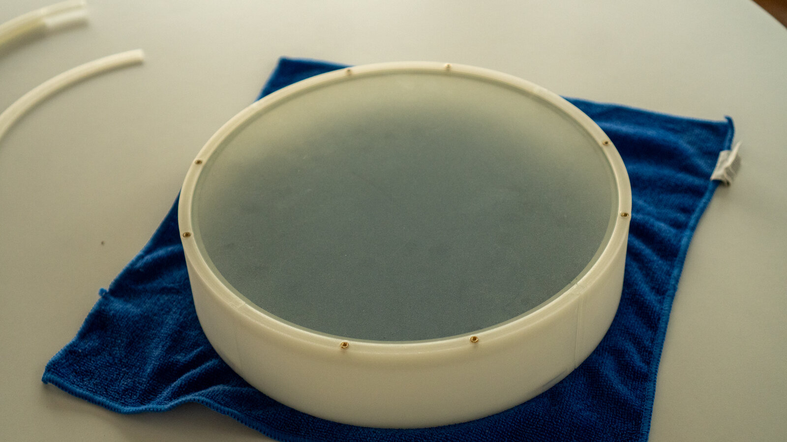 The clear wall standing as a ring with the frosted glass in it